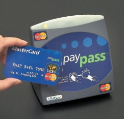   -Referring to the accompanying figure, this pad where you either wave or tap the card to pay with your credit card is a type of ____ payment system. A)  contact B)  contactless C)  biometric D)  passcard