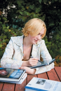 <strong> -The woman in the accompanying photo is using a ____.</strong> A) tablet PC B) netbook PC C) desktop PC D) laptop PC