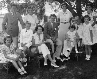 The text features a photograph of a prominent U.S. family, the Kennedys. We often refer to a family group as a clan ( Kennedy clan )  and not a lineage ( Kennedy lineage ) . How is this consistent with an anthropological definition of clan?   A)  It has no founding ancestor but does have deep genealogical documentation. B)  It has a founding ancestor and deep genealogical documentation. C)  It has a founding ancestor but does not have deep genealogical documentation. D)  It has no founding ancestor and does not have deep genealogical documentation.