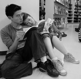 Consider this photograph of a dyad.What features of dyads make them the most intimate social relationships? Describe two important features of dyads that change when the group becomes a triad.