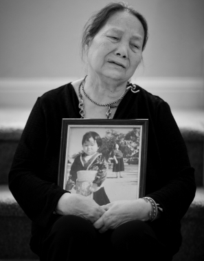 After studying the story of Foua Yang and her daughter Lia,what might a sociologist say to doctors serving in cross-cultural settings?   A)  Medical conditions and treatment must be explained in basic terms that the patient can understand. B)  Medical conditions can be interpreted in different ways,and these differences are not easily reconciled. C)  It is better for patients to make health care decisions themselves,because when families get involved,it becomes too complicated. D)  Grief is long-lasting.