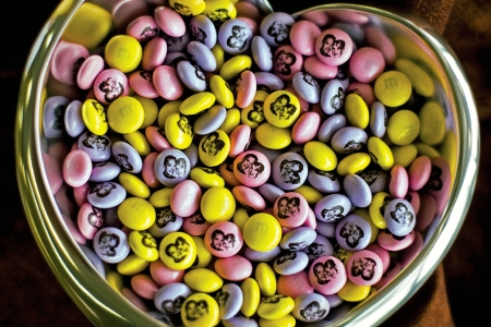   -The M&M'S<sup></sup> image above is an example of how Mars Chocolate has effectively used __________ technology on its mymms.com website to allow its customers to personalize the candy with photos and messages. A) wiki B) social media C) cookie D) collaborative filter E) choiceboard
