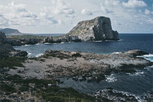 This wave-cut platform indicates   A) a rise of sea level relative to the land. B) a lowering of sea level relative to the land. C) movement of a large thrust fault. D) scouring of the land surface by a tsunami.