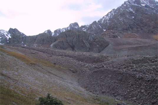 The feature below has angular rocks on the outside and slowly flowing ice on the inside.It is called a(n)    A) ice glacier. B) nunatak. C) cirque glacier. D) rock glacier.