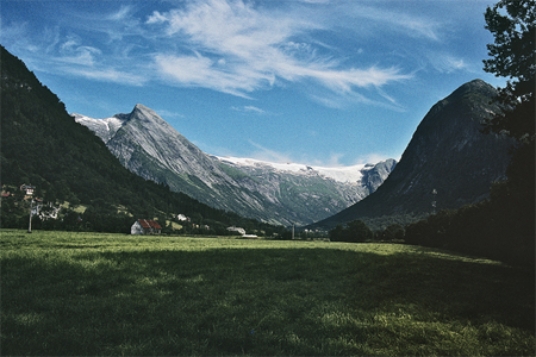 What carved this U-shaped valley?   A) a rapidly downcutting river B) a slowly downcutting river C) wind D) glacier