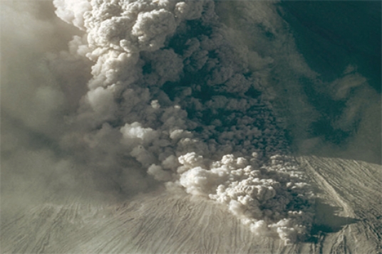 What type of eruption is shown in this photograph?   A) lava flow B) lava dome C) lava fountain D) pyroclastic flow