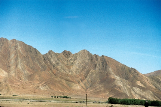 The type of structure shown in this figure is a(n)    A) thrust fault. B) anticline. C) syncline. D) monocline. E) basin.