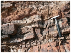 The layer of quartzite in this photograph would mostly weather by:   A) dissolution B) hydrolysis C) physical weathering D) spontaneous combustion