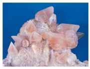 What does the shape of these crystals indicate about the environment in which they formed?   A) They formed at great depth and under very high pressures. B) They formed from cold water that was moving rapidly through the rocks. C) They formed into a space filled with water rather than solid rock. D) They grew during an explosive volcanic eruption.