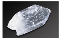 The very common mineral shown in this photograph is light colored,transparent,has a hardness of seven,and fractures rather than cleaves.It does not effervesce.What mineral is it?   A) garnet B) quartz C) biotite D) muscovite E) feldspar