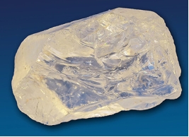 The mineral in the image is quartz. Take a look at the irregularly broken left end of the crystal and determine which of the following is true.   A)  The mineral has fractured, as it lacks planes along which it may cleave. B)  The mineral must have specific planes along which atomic bonds are weaker than in other areas of the structure. C)  Since the mineral has irregular breakage, it must have good cleavage. D)  Bonds within the mineral must have varying strengths.