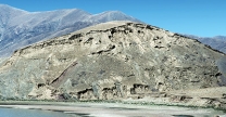 <strong>This wind-blown dust deposit loess): </strong> A) was deposited by a huge flood of seawater that covered the land at the time of the dinosaurs B) began as clay and silt that were produced by grinding of rocks along ice-age glaciers C) forms a world-wide layer associated with a well-known extinction of dinosaurs D) all of these