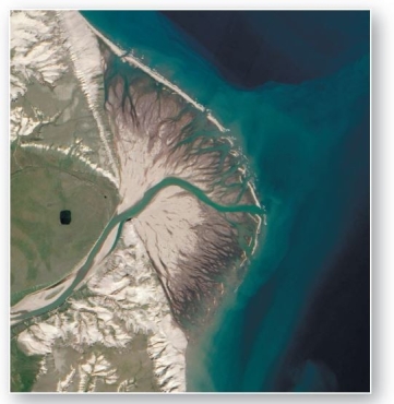   The Horton River delta has an intricate maze of distributaries in an arc-shaped pattern.This is an example of a(n) _ ___delta. A) estuarine B) bird's-foot C) alluvial D) fluvial E) arcuate