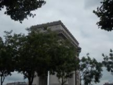 When viewing photograph of the Arc de Triomphe in Paris, humans are most likely to ______.   A) assume that obscured parts of the building are in motion B) infer the continuation of the building behind the trees C) recognize the building by its geons D) mentally replace the building with a familiar one