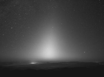 Identify the object shown in the figure below.   A)  an active comet B)  a meteor shower C)  a meteorite D)  an asteroid E)  zodiacal dust