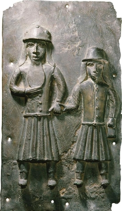 <strong> The kingdom of Benin in West Africa used bronze obtained from exchanges with To create items such as this panel for its royal palace.</strong> A) Muslim caravans B) Portuguese traders C) African kingdoms further to the south D) Spanish conquistadores