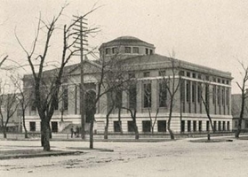     -How do this Carnegie library in Lincoln, Nebraska, and its floor plans imitate Andrew Carnegie's values and beliefs? A)  The well-organized interior stressed the order and efficiency found in Carnegie's factories. B)  The exterior neoclassical design chosen by the public reflected Carnegie's desire to listen to his workers. C)  The librarian's desk in the corner symbolized the distance between workers and supervisor. D)  The plain external design served as a connection to Carnegie's humble beginnings.