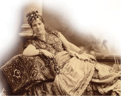 <strong> The ostentatious costumes worn by guests, such as the one in the picture above, to Mrs. Alva Vanderbilt's 1883 extravagant ball reveals what sociologist Thorstein Veblen referred to as</strong> A) gilded wealth B) the gold standard C) conspicuous consumption D) the New Woman