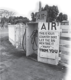 <strong> What message did signs such as this photograph taken by Dorothea Lange convey to the average American?</strong> A) a general animosity toward the wealthy B) dissatisfaction with the government C) a need for lower taxes D) the beginnings of social reform
