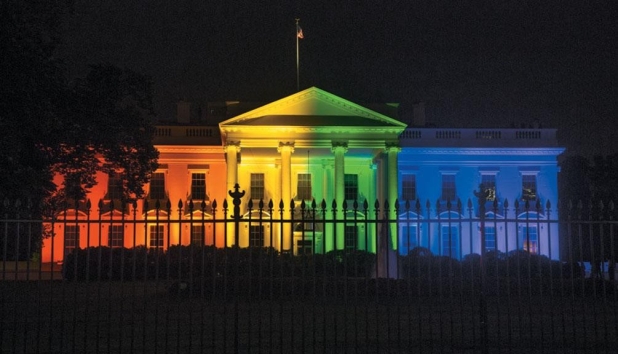 <strong> This 2015 photograph of an illuminated White House shows that President Obama supported</strong> A) the Supreme Court's ruling that all states had to recognize same-sex marriage B) the Defense of Marriage Act C) an end to the wars in Iraq and Afghanistan D) a constitutional amendment banning same-sex marriage
