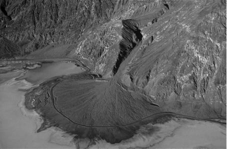 The image below of Death Valley,CA,shows a road that curves around a(n)    A)  delta. B)  alluvial fan. C)  turbidite. D)  glacial till.