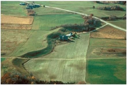  What landform is present in this image? A) Drumlin B) Esker C) Kettle D) Horn