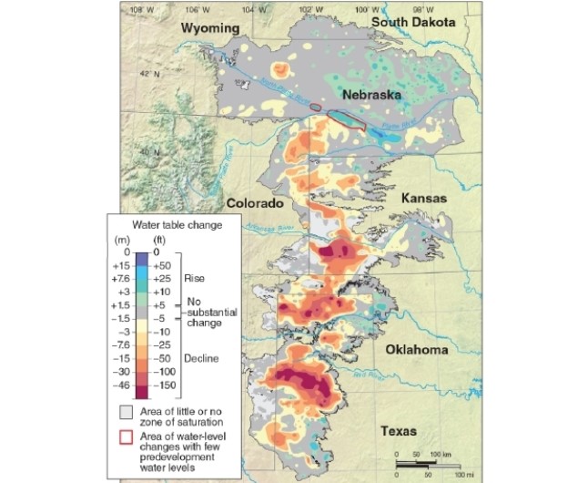 <strong> According to the map, most of the lowering of the water table level in the Ogallala Aquifer has occurred in the __________ portion(s) of the aquifer.</strong> A)northwestern B)northeastern C)northeastern and central D)central and southern
