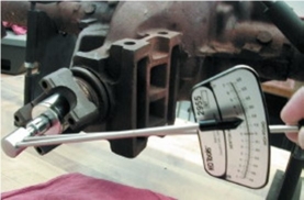 <strong>What is being measured in this photograph?  </strong> A)Pinion bearing preload B)Axle bearing preload C)Pinion nut torque D)None of these <div style=padding-top: 35px> 