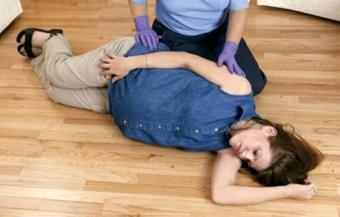 <strong>This patient has most likely been placed in this position </strong> A) to prevent choking in case she vomits. B) to relieve pressure on her abdominal blood vessels. C) to support her uterus after a blunt force trauma. D) so an emergency worker can palpate a back injury.