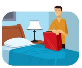 El turista acaba de llegar a su habitación.  