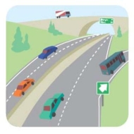 Indique la mejor descripción según la imagen.   A)  Los coches están en el sendero. B)  Los coches están en la finca. C)  Los coches están en la autopista. D)  Los coches están en la carretera.