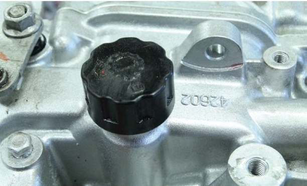 Identify the component of 6T40 transmission shown in the given figure.   A)  Fluid baffle B)  Fluid level control valve C)  Fluid fill port D)  Fluid level test port