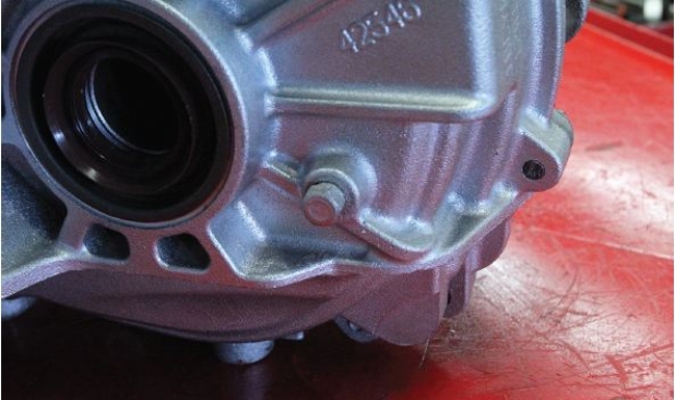 Identify the component of 6T40 transmission shown in the given figure.   A)  Fluid level test port B)  Fluid level control valve C)  Fluid fill port D)  Fluid baffle