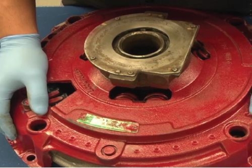 Identify the component given in the figure.   A)  Heavy-duty dual clutch for a manual transmission B)  Dry dual clutch C)  Wet clutch D)  Dual clutch transmission