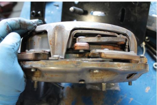 Identify the component given in the figure.   A)  Heavy-duty dual clutch for a manual transmission B)  Dry dual clutch C)  Wet clutch D)  Dual clutch transmission