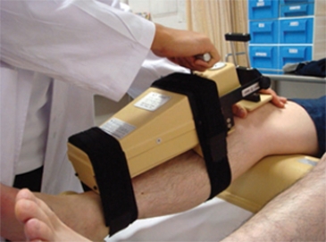 <strong>What does this apparatus measure?  </strong> A) Quad strength B) Displacement of the knee C) Joint effusion D) Proprioception ability of the knee E) Nerve conduction <div style=padding-top: 35px> 