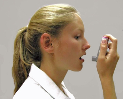 <strong>What type of inhaler is being demonstrated in the figure? </strong> A) Metered-dose inhaler B) Nebulizer C) Spacer D) Dry powder inhaler E) Mist inhaler