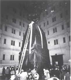 <strong>  Happenings, like Allan Kaprow's The Courtyard (figure 20.37), have which of the following aspect in common with some types of films:</strong> A) Narrative B) Unscripted C) Documentary D) Animated <div style=padding-top: 35px> 