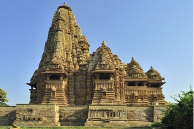   Explain how the form of Hindu temples, such as the Kandarīya Mahādeva Temple (figure 18.15B), reflect the function of the buildings and the beliefs of the religion.