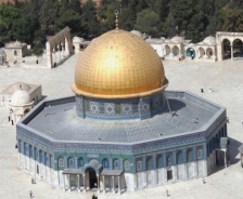     the meanings and appearances of the Dome of the Rock (figure 16.18) to the Great Mosque of Kairouan (figure 16.19). How do these structures show different architectural styles between the Umayyads and the Abbasids?