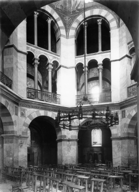   What does the style of the Palatine Chapel indicate about Charlemagne's view of his rule? A)  Architecture had no bearing on how a king was viewed B)  The glories of the East were superior to those of the West C)  He was the true heir to the Roman Empire D)  Palaces were not important to itinerant kings