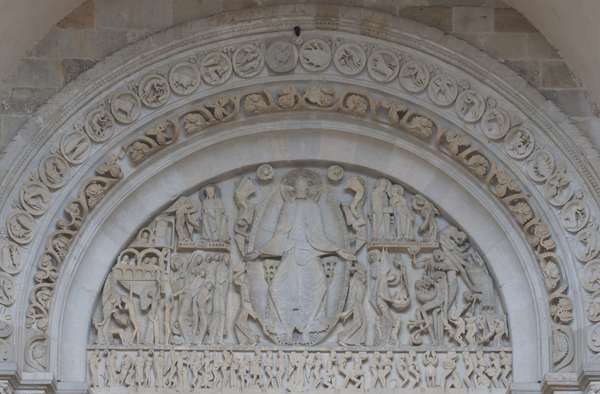 ​   Which statement is true of Gislebertus's Last Judgment ? A) It shows the continuation of the classical ideal of the human nude during the Middle Ages. B) It uses nudity to signal the abjectness of sinners. C) It offered an important inspiration for Renaissance nudes. D) It shows the influence of ancient statuary being excavated in central Italy.
