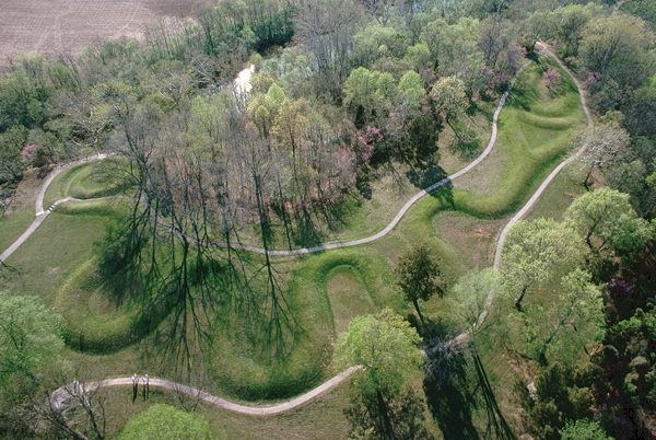 ​   What is the Serpent (or Snake ) Mound an example of? A) The North American tradition of animal-shaped earthworks B) Robert Smithson's early earthworks C) The importance of ecological concerns with the Minoan Snake Goddess cult D) Garden design by the Mayans