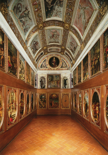 ​   Which building in Florence contained the Studiolo of Francesco I de' Medici , a chamber in which de' Medici stored his collection of rare and unusual items? A) Bernice Pauahi Bishop Museum B) Palazzo Vecchio C) Vatican Museum D) Baths of Caracalla