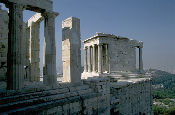​   Which architectural feature does Mnesicles's Temple of Athena Nike display? A) Doric order columns B) Brackets and cantilevers C) Load-bearing side walls D) Ribbed vault with arch