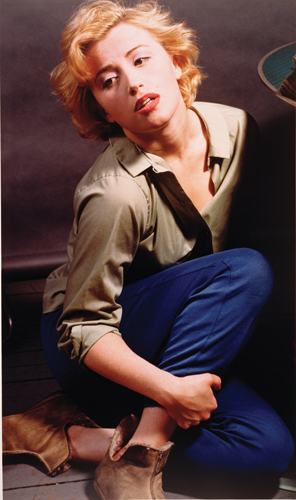 <strong> How is Cindy Sherman's Untitled (Self-Portrait of Marilyn Monroe)characteristic of deconstruction?</strong> A)It shows how popular culture figures such as Marilyn Monroe need to be seen within an integrated analysis of contemporary culture. B)It shows how the notion of the self is a construct. C)It shows the primacy of the original art object. D)It emphasizes the singular genius of the artist.