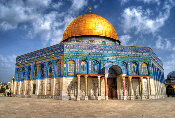 ​   Which statement is true of the Dome of the Rock ? A) The architecture takes its cues from classical Greek temple design. B) The building was the prime source for Le Corbusier's Notre Dame du Haut . C) It was built on a site for pilgrimage used by three religions. D) The building shares its main design features with later mosques such as that at Isfahan.