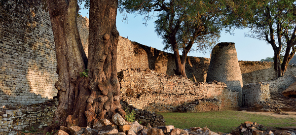 <strong> What is the date of the enclosure at Great Zimbabwe?</strong> A) 17th century B) 10th century C) 6th century D) 14th century