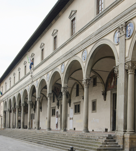 <strong> Who is the architect of the loggia of the Ospedale degli Innocenti in Florence?</strong> A) Alberti B) Michelozzo C) Brunelleschi D) Lombardo