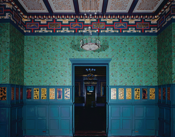 <strong> William Morris's Green Dining Room exemplifies the design goals of which artistic movement?</strong> A) Pre-Raphaelites B) Art Nouveau C) Arts and Crafts D) Art Deco